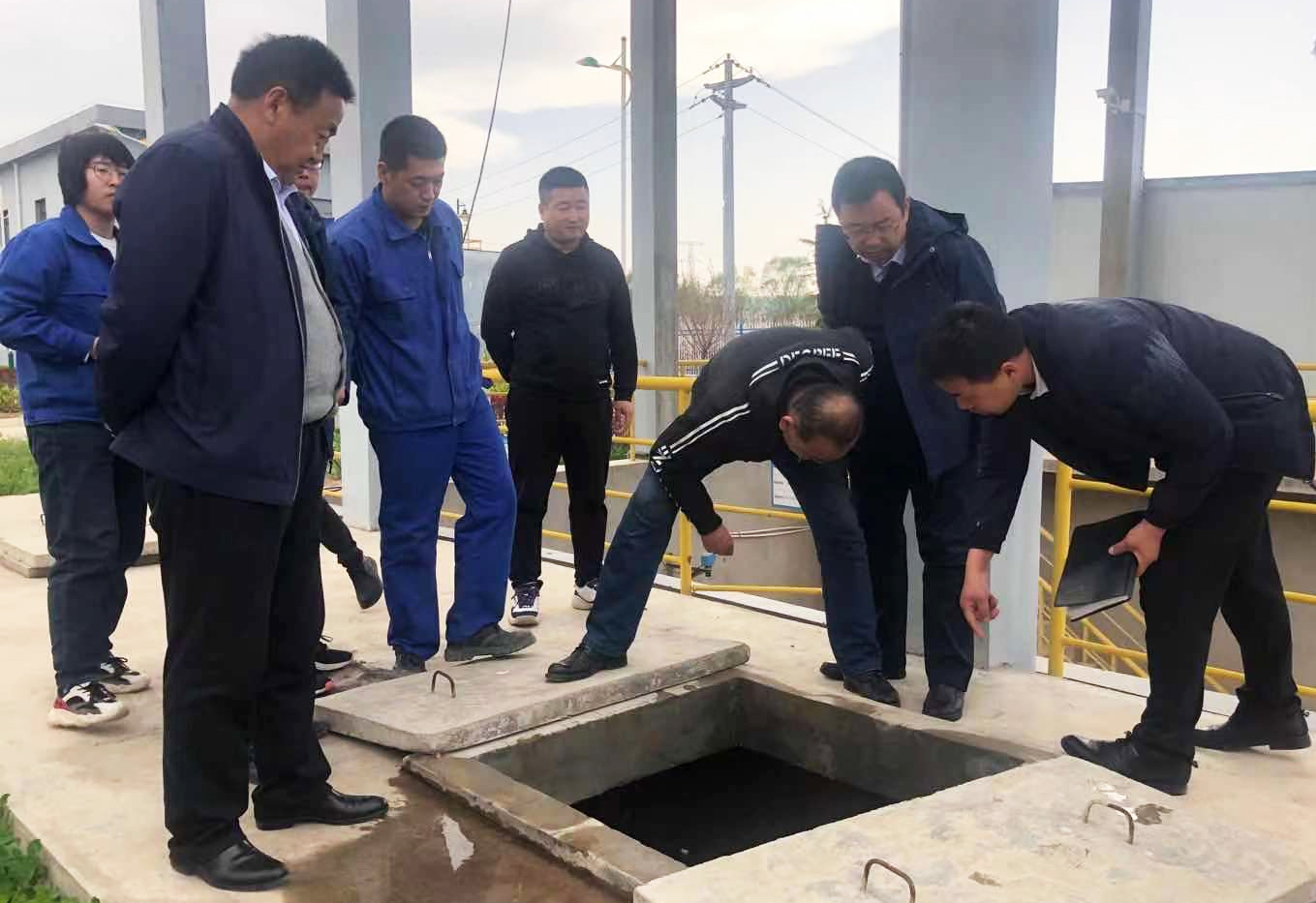 泓源污水處理公司邀請設備廠(chǎng)家開(kāi)展技術(shù)指導(圖1)
